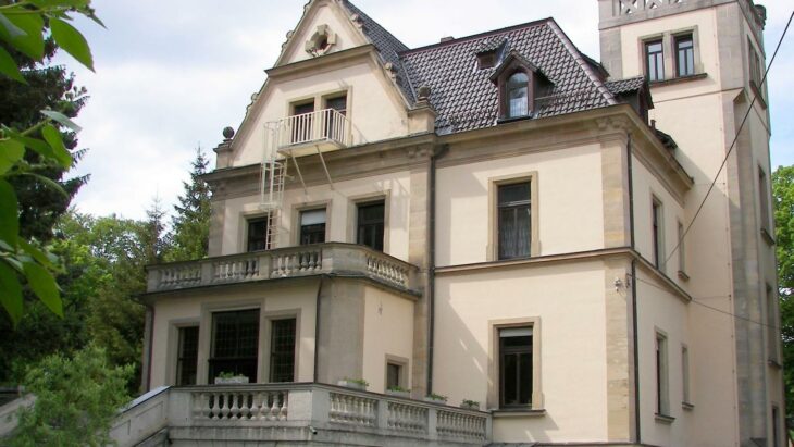 Blick vom Park auf das Schullandheim im Vorra: In den vergangenen Jahren sind aufgrund von Corona-Maßnahmen wichtige Einnahmen weggefallen.