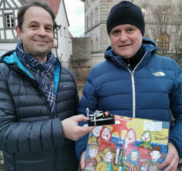 Michael Krammer von den Lions (links) übergibt Jürgen Loos den Hauptgewinn der Adventskalender-Aktion.