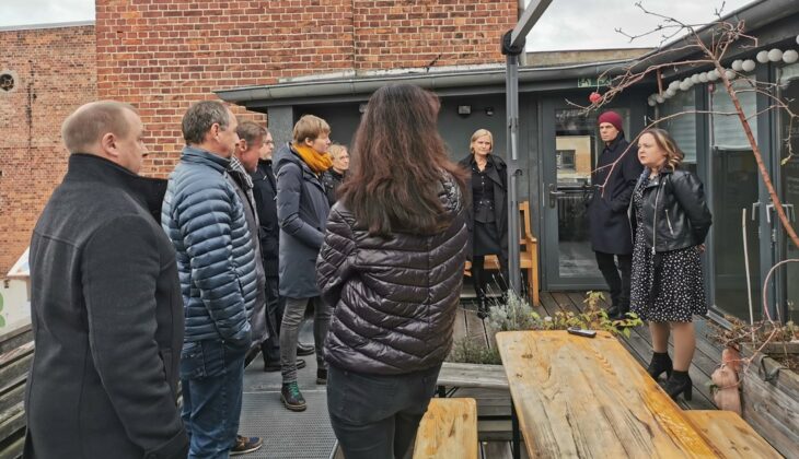 Bürgermeister Jörg Kotzur (Allianzvorsitz) und Bürgermeister Michael Schmidt beim gemeinsamen Erfahrungsaustausch mit weiteren Kooperationspartnern im Rahmen des Startworkshops in einem Coworking-Space in Leipzig.