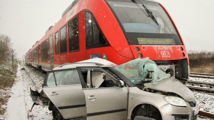 Nach der Kollision mit dem Zug war der Skoda nur noch ein Trümmerhaufen.
