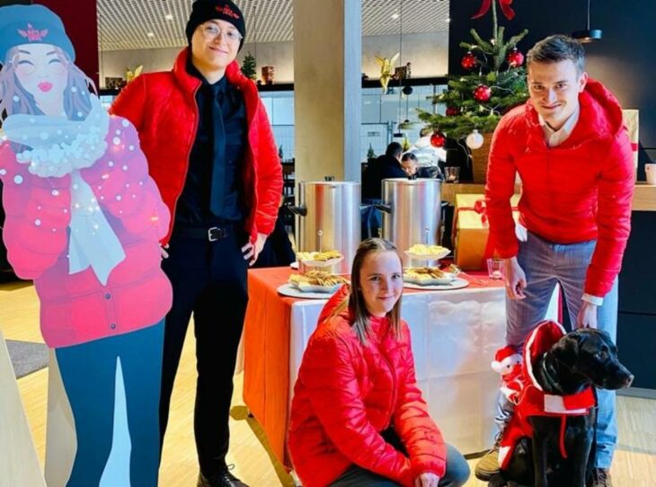 Die „Roten Engel“ (hier die Auszubildenden) tragen inzwischen keine Flügel und Kleider mehr, sondern Streetwear. Außerdem gibt es nun auch männliche „Engel“.