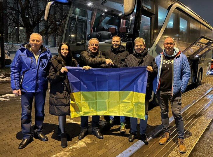In Brünn übergaben die Hersbrucker den Bus mit allen Hilfsgütern an die Freunde aus Nowa Uschyzja.