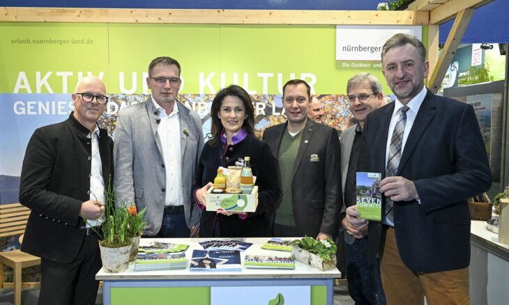 Von links: Bernd Hölzel, Leiter Kreisentwicklung Nürnberger Land, Peter Uschalt, 2. Bürgermeister Hersbruck, Staatsministerin Michaela Kaniber, Armin Kroder, Landrat Nürnberger Land, Robert Ilg, Bürgermeister Hersbruck, Günther Felßner, Präsident des Bayerischen Bauernverbands.