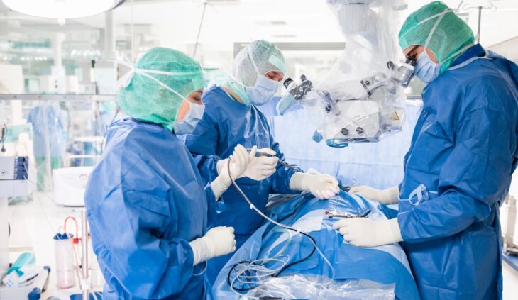 PD Dr. Uwe Vieweg (Mitte) kann über 8000 Operationen mittleren und höchsten Anspruches im Bereich der Wirbelsäulenchirurgie vorweisen.