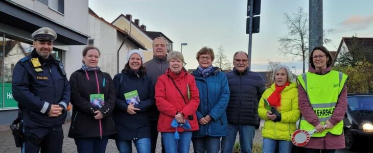 Die Polizeiinspektion Altdorf hat die Feuchter Schulweghelfer auf ihren Dienst vorbereitet.
