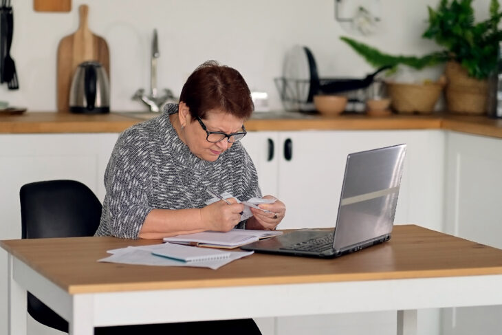 Statt ihre Rechnung online per Online-Banking zu bezahlen wünschen sich viele Senioren den persönlichen Kontakt zu ihrer Filiale.