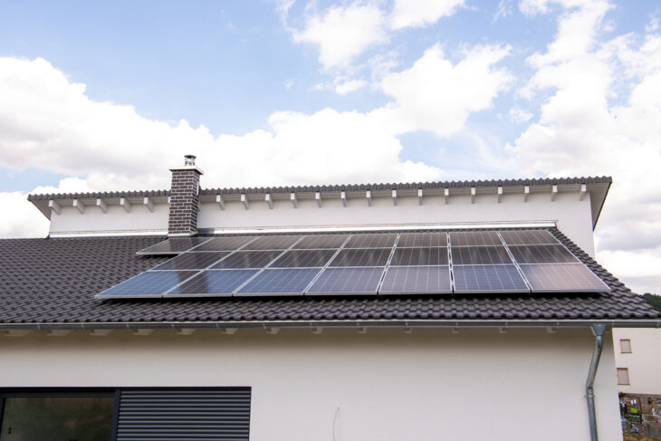 Volleinspeisung oder Eigenverbrauch? Welches Modell sich für Photovoltaik-Betreiber eher lohnt, lässt sich berechnen.