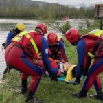 Die Mitglieder der Wasserwacht Hersbruck halten sich durch praktische Übungen fit.