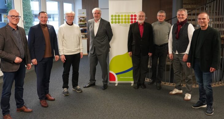 Bernd Hölzel, Leiter der Kreisentwicklung (links), und Landrat Armin Kroder (2. von links) freuen sich über das Engagement der Aktivsenioren um Karl-Heinz Langner (2. von rechts).