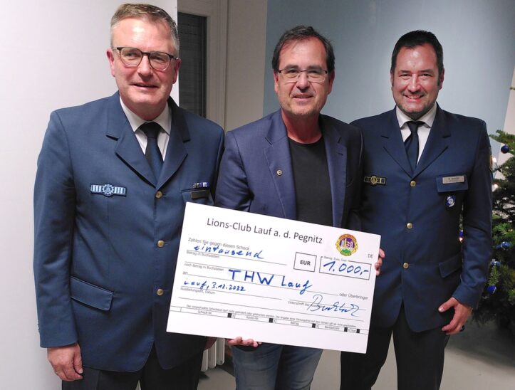 Gerhard Stiegler, 1. Vorsitzender des THW-Fördervereins Lauf (l.) und Marcus Sperber, Ortsbeauftragter des THW Lauf (r.) freuten sich über die Spende, die Stephan Buchholz, Präsident des Lions Clubs Lauf überbrachte.