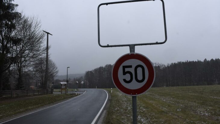 Nur der Rahmen steht noch: Vor Herpersdorf fehlt, aus Bullach kommend, das Ortsschild. Interimsweise wurde ein Tempo-50-Schild aufgestellt, damit die Verkehrssicherheit im Ort gewährleistet bleibt.