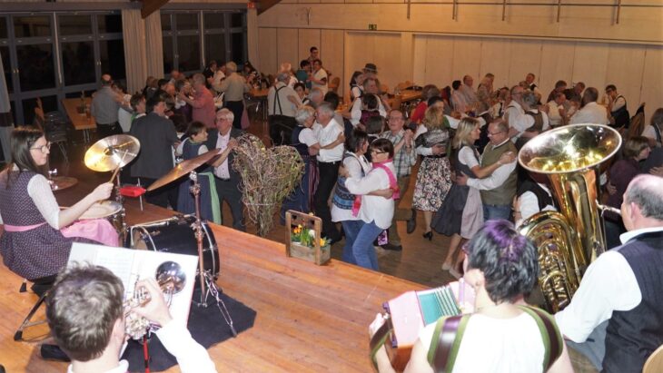 Marco Brunner (rechts) an der Tuba und seine „Kirchenreinbacher Spitzboum“, diesmal mit drei Frauen in ihren Reihen, sorgten bei der Neuauflage des Landfrauenballs nach zwei Jahren coronabedingter Pause für beste Stimmung im Markgrafensaal.