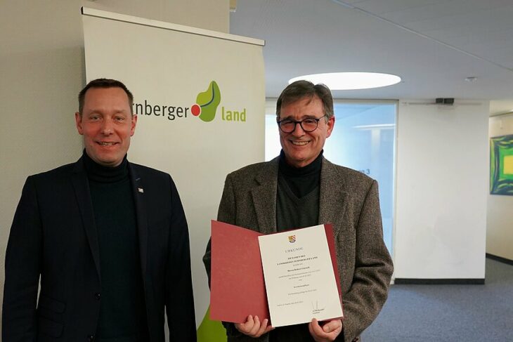 Landrat Armin Kroder überreicht dem neuen Kreisheimatpfleger Robert Giersch seine Bestellungsurkunde.