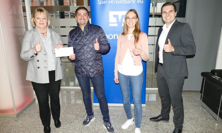 Die Raiffeisenbank unterstützte unter anderem den TSV Rückersdorf. Das Foto zeigt (von links) Heidi Sackenreuter (Raiffeisenbank), Patrick Zuprin und Stephani Enke (TSV Rückersdorf) sowie Michael Preis (Leiter Filiale Röthenbach).