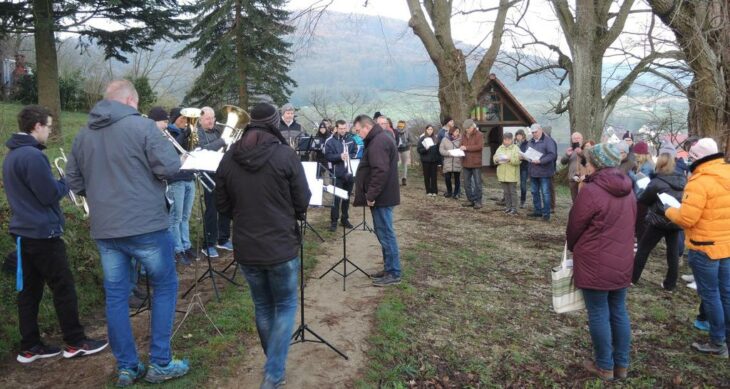 An der Kapelle „Unter den Linden“ am alten Kirchenweg nach Happurg wurden weitere Lieder gesungen.