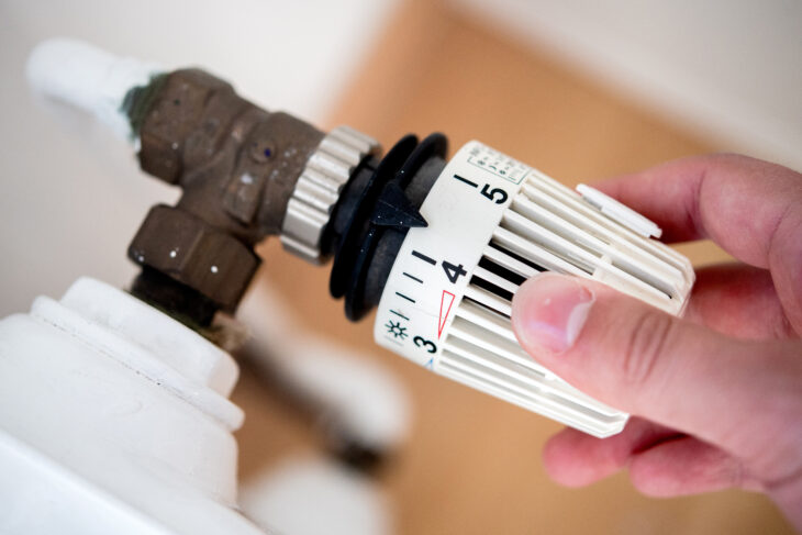 Wir müssen – und wir können ganz oft – die Heizungsventile runterfahren ohne 
Komfortverlust, um Energie zu sparen. Das wird eine der Maßnahmen sein, im 
nächsten Winter effizienter zu heizen. Foto: Hauke-Christian Dittrich/dpa/dpa-mag