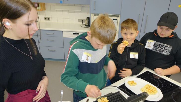 In der Schulküche konnten die Kinder selbst Waffeln backen.