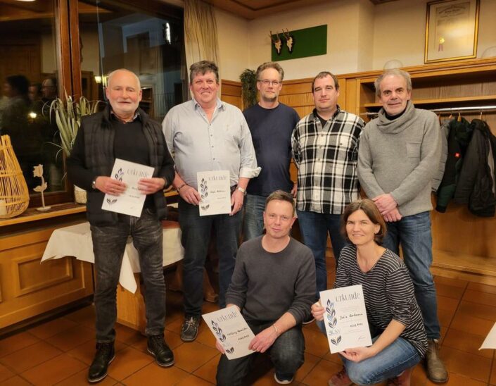 Die langjährigen und einige neue Mitglieder des Segelclubs.