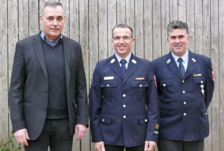 Unser Bild zeigt (v. links) Bürgermeister Bernd Bogner, den Kommandanten Thomas Loos und den zweiten Kommandanten Frank Wölfel.