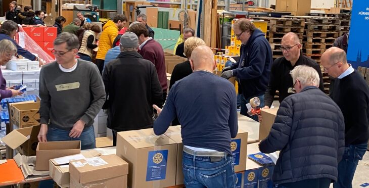 Es herrschte viel Betriebsamkeit in der alten Wäscherei in Rummelsberg, wo die Pakete gepackt wurden.