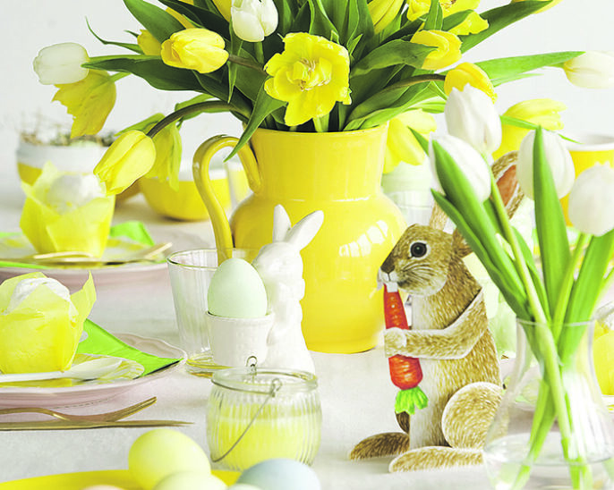 Was wäre eine österlich schön geschmückte  Tafel ohne Eier, Hasen und Tulpen? Foto: gruenes-presseportal.de