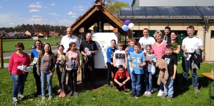 Zur Einweihung des neuen Backofens vor der Grundschule Neunkirchen gab es von den Kindern selbst gebackenes Brot für die Unterstützer des Projekts. Vom Förderverein gab es eine Profi-Teigmaschine für die frisch gebackenen kleinen Profi-Bäcker.