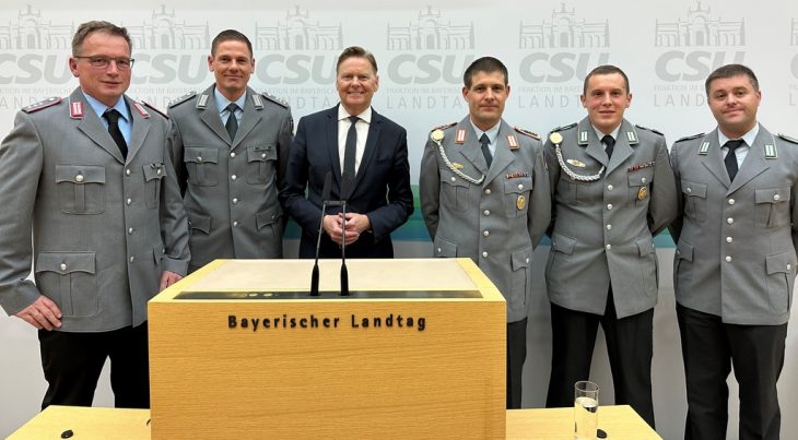 Norbert Dünkel (Bildmitte) mit Soldaten aus dem Nürnberger Land. Vor Ort mit dabei war auch Hauptmann Peter Uschalt (links), der zugleich Hersbrucks Zweiter Bürgermeister ist.