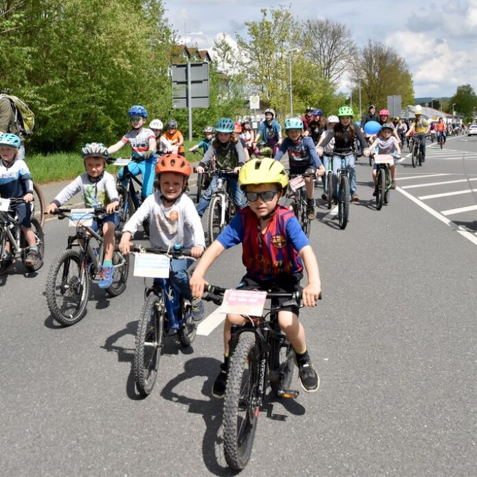 Bei der ersten „Kidical Mass“ durch Lauf nahmen rund 170 Familien, Kinder und Erwachsene laut Veranstalter teil.