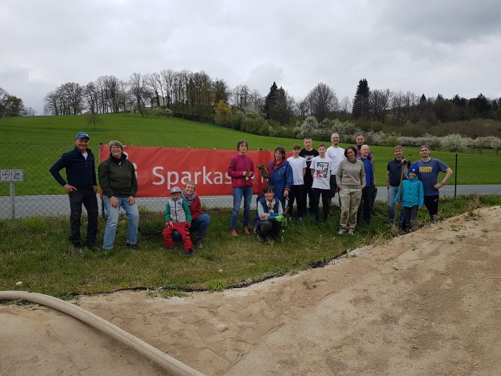 Ein Team von Ehrenamtlichen hat am Bikepark Eastend eine Blühwiese gepflanzt.