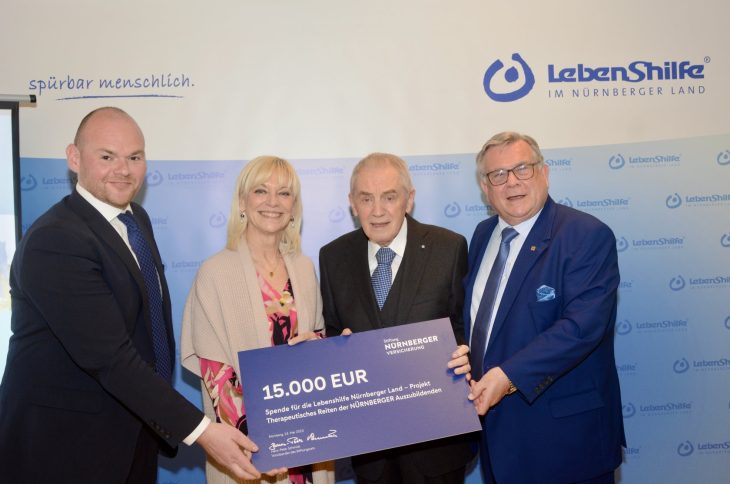 15.000 Euro für die Reittherapie in Schönberg (von links): Lebenshilfe-Geschäftsführer Dennis Kummarnitzky, Caroline Trautner, Vorsitzende des Lebenshilfe-Landesverbands, Hans-Peter Schmidt vom Stiftungsrat der Nürnberger Versicherung und Gerhard John, Vorstandsvorsitzender der Lebenshilfe im Nürnberger Land.
