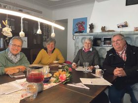 Das Organisationsteam Franziska Geiger, Angelika P¬flaum, Doris Kiener und Jürgen Wild (von links) sowie Dorothea Müller Phillips Sohn, Margarethe Panke, Claudia Häffner und Wolfgang Geiger (nicht im Bild) planen den Rosentag. Foto: Elinor Kotzott