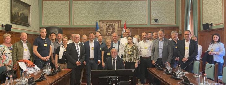 Im ungarischen Parlament empfängt Imre Ritter die Landkreisbürgermeister. Er ist Parlamentsabgeordneter der Ungarndeutschen.