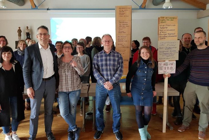 Führungskräfte und Mitarbeiterinnen der Caritas Nürnberger Land diskutierten mit Pater Jörg Alt (Mitte) über die Notwendigkeit, mit mehr Ernst und mehr Entschlossenheit für den Klimaschutz einzutreten, als dies bislang in unserer Gesellschaft geschieht.