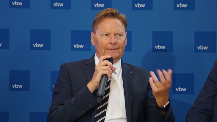 Norbert Dünkel sprach bei der Veranstaltung der Vereinigung der Bayerischen Wirtschaft über die Zukunft der Bildungspolitik im Freistaat.