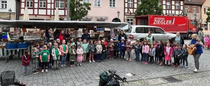 Zum runden Jubiläum hatte sich das Team der Bertleinkindertagesstätte mit einem Flashmob auf dem Laufer Marktplatz etwas ganz Besonderes ausgedacht.