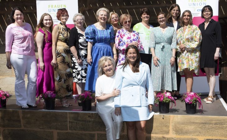 Gruppenfoto bei der Feier (von links): Kerstin Rösel, Christina Müller, Beate Schmidt, Gabriele Commertz, Veronika Nette, Ingeborg Thron, Brigitte Dehn, Andrea Stenz-Bauer, Katrin Neubauer, Sylke Fankhänel, Claudia Sperber, Elaine Schmidt, vorne Petra Lorenz und Nina Bezold.