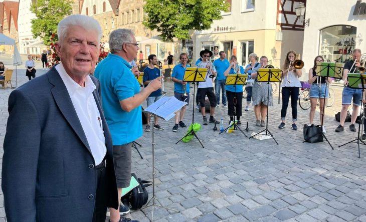 Günther Stiegler hat seinen runden Geburtstag mit dem Schönberger Posaunenchor auf dem Laufer Marktplatz gefeiert.