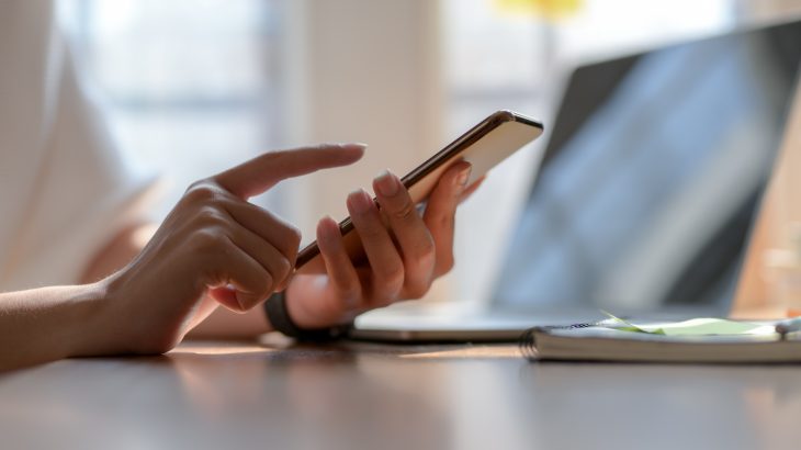 Die Ehrenamtlichen bieten Hilfe bei digitalen Fragen.