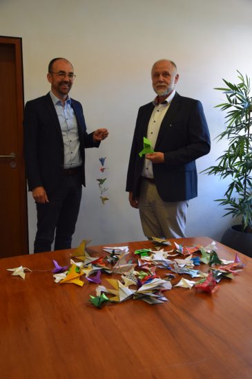 Schwarzenbrucks Bürgermeister Markus Holzammer und Diakon Peter Barbian bei der Übergabe der Friedenstauben.