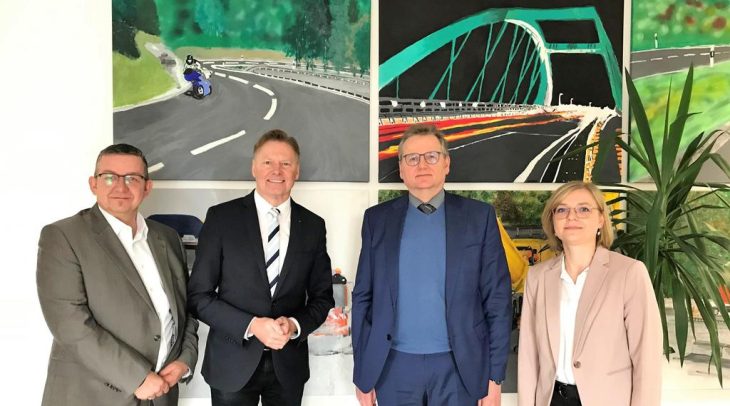 Sprachen über den Straßenbau im Nürnberger Land (v. links): Leinburgs Bürgermeister Thomas Kraußer, Norbert Dünkel, Bauamtschef Andreas Eisgruber und Daniela Latzel, Abteilungsleiterin im Bauamt.