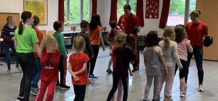 Die Kampfkunstschule Hersbruck kam für einen Selbstverteidigungskurs nach Henfenfeld.