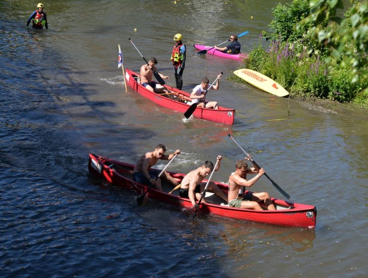 Beim Kanurennen am Altstadtfest-Sonntag nahmen so viele teil, wie nie zuvor. 123 Teilnehmer fuhren in zwei Kategorien um das Wenzelschloss.