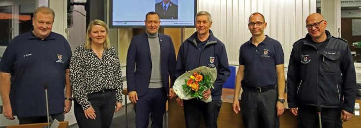 Marcus Wagner (stellvertretender Leiter UG-ÖEL), Karin Pawlik (Leiterin Sachgebiet 33 Landratsamt), Landrat Armin Kroder, Josef Mitsch, Kreisbrandmeister Norbert Schlicht (Leiter UG-ÖEL) und Kreisbrandrat Holger Herrmann.