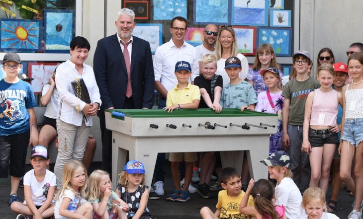 Die Vorsitzende des Elternbeirats, Iris Scheithauer, und Bürgermeister Thomas Lang überreichten einen neuen wetterfesten Outdoorkicker.