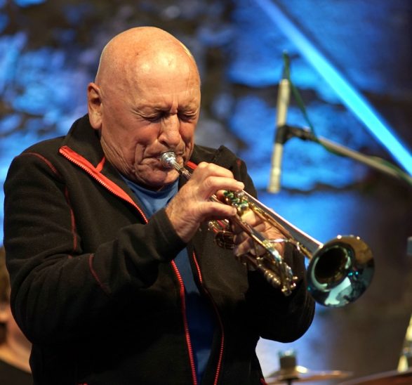 Mit 85 noch als Solist an der Trompete: Laco Déczi eröffnet Jazz in der Burg.