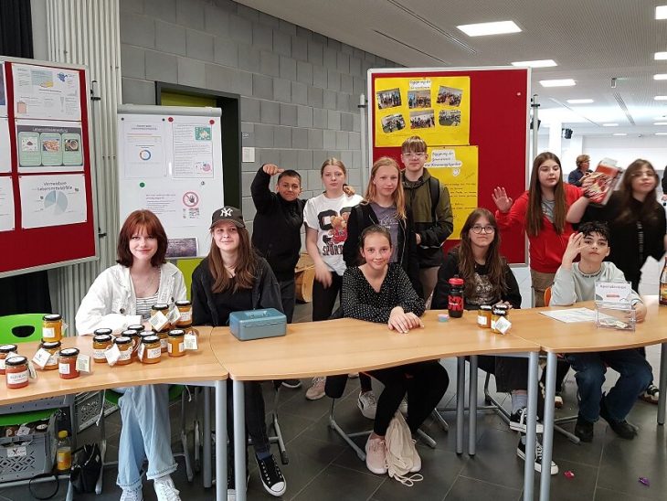 Schülerinnen und Schüler präsentieren die Ergebnisse ihres Projekts zum Thema Lebensmittelverschwendung und verteilen die „Weg damit? Her damit!-Gläschen“ beim Schulfest der Geschwister-Scholl-Mittelschule Röthenbach an der Pegnitz.