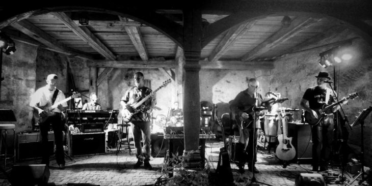 Lazy Friends & Family spielen Rockmusik der 60er, 70er, 80er und 90er Jahre.