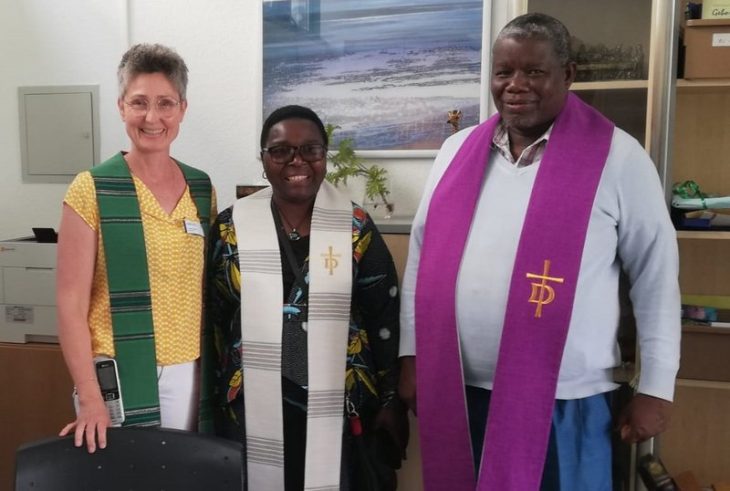 Yvonne Jacoby, Anziwisye Mbilinyi und Barikiel Panga trafen sich zum gemeinsamen Austausch im Krankenhaus Rummelsberg.