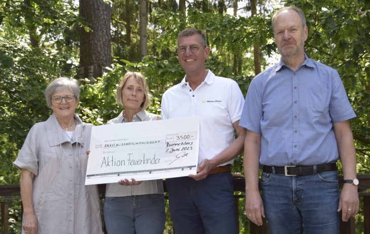 Von links: Dr. Annemarie Schraml, das Ehepaar Martina und Matthias Witteck und Diakon Mathias Kippenberg, Stellvertretender Vorsitzender des Vorstands Stiftung „Hilfen für Tansania“ der Rummelsberger Diakonie bei der Übergabe des Spendenschecks.