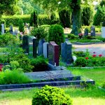 Die Friedhofspflicht ist in Deutschland gesetzlich geregelt und schreibt vor, dass eine Beisetzung auf einem Friedhof stattfinden muss. Mittlerweile sind auch Alternativen möglich. Foto: AdobeStock #211051751